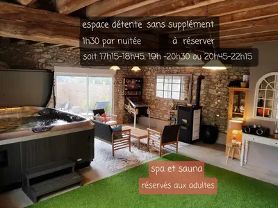 Coin salon dans l'établissement Le Grand Cèdre Spa et sauna intérieur piscine