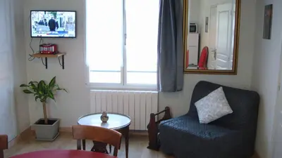 Télévision ou salle de divertissement dans l'établissement gite montreuil le henri 2 pers