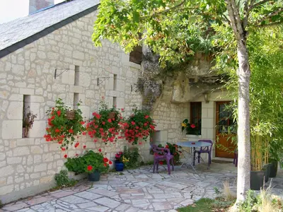 Jardin de l'établissement Logis Hôtels Troglododo