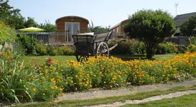Jardin de l'établissement Les Roulottes de Cuzay