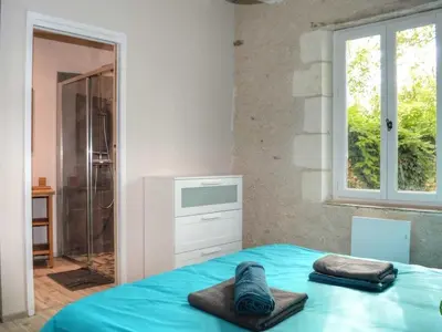 Un ou plusieurs lits dans un hébergement de l'établissement Maison de plain-pied, cour et jardin privé, proche sites touristiques, idéale familles ou amis - FR-1-381-480