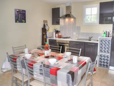 Cuisine ou kitchenette dans l'établissement Gîte avec jardin clôturé et poêle à bois en Touraine - FR-1-381-481