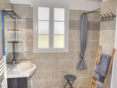 Salle de bains dans l'établissement Gîte avec jardin clôturé et poêle à bois en Touraine - FR-1-381-481