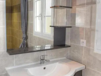 Salle de bains dans l'établissement Gîte avec jardin clôturé et poêle à bois en Touraine - FR-1-381-481