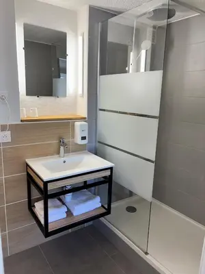 Salle de bains dans l'établissement Campanile Saumur