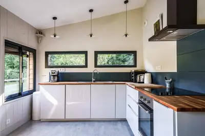 Cuisine ou kitchenette dans l'établissement La cabane du pont du Douet
