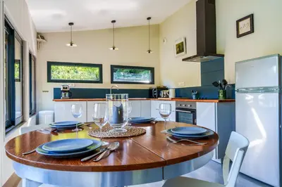 Cuisine ou kitchenette dans l'établissement La cabane du pont du Douet