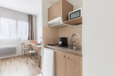 Cuisine ou kitchenette dans l'établissement Appart'City Confort Le Mans Centre