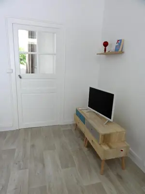 Télévision ou salle de divertissement dans l'établissement L'Eau Reine