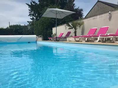 Piscine de l'établissement Logis Hotel Restaurant Le Cheval Blanc ou située à proximité
