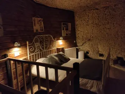 Coin salon dans l'établissement Les Troglos de Beaulieu