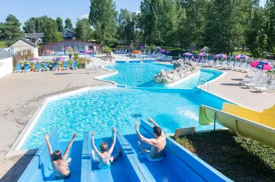 Piscine de l'établissement Camping Officiel Siblu Domaine de Dugny ou située à proximité