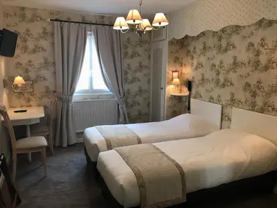 Un ou plusieurs lits dans un hébergement de l'établissement Logis Hôtel Auberge du Port des Roches