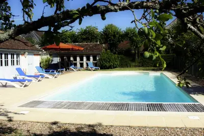 Piscine de l'établissement Manoir de la Voute maison d'hôtes ou située à proximité