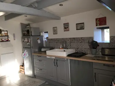Cuisine ou kitchenette dans l'établissement Maison prés du Circuit 24H du Mans