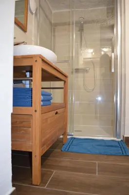 Salle de bains dans l'établissement Les Troglos de l'Echeneau