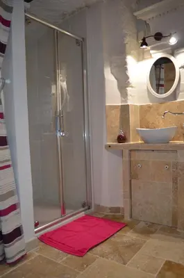 Salle de bains dans l'établissement Les Troglos de l'Echeneau