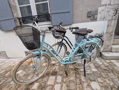 Vélo sur le terrain de l'établissement Le Cocon de Blois ou dans les environs