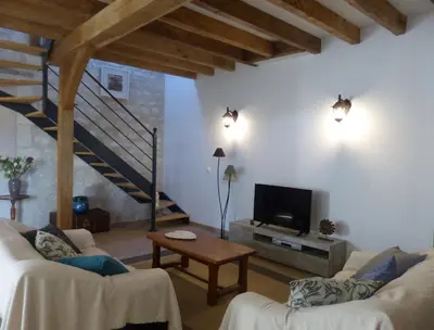 Télévision ou salle de divertissement dans l'établissement La maison de Joëlle