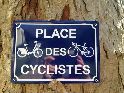 Vélo sur le terrain de l'établissement Domaine de Joreau ou dans les environs