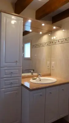 Salle de bains dans l'établissement l'Ecrin au coeur des vignes