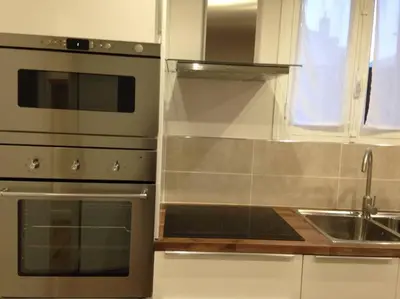 Cuisine ou kitchenette dans l'établissement LOIRE VELO 3 Appartements Moderne Vélo Parking 20 places vélos Centre Ville Historique Blois