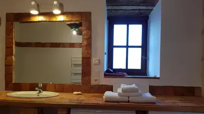 Salle de bains dans l'établissement Château de Salvert - 4 Gîtes - 32 personnes