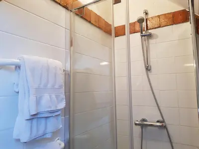 Salle de bains dans l'établissement Château de Salvert - 4 Gîtes - 32 personnes