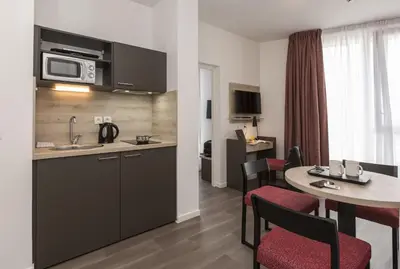 Cuisine ou kitchenette dans l'établissement Appart'hôtel Odalys City - Le Mans Centre Palais des Congrès