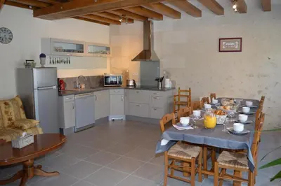 Cuisine ou kitchenette dans l'établissement La Perronière