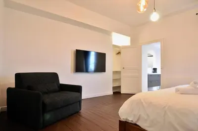 Télévision ou salle de divertissement dans l'établissement Appart Hotel NuitéeJour Le Mans Centre Jaurès
