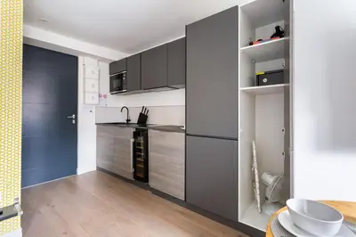 Cuisine ou kitchenette dans l'établissement Appart Hotel NuitéeJour Le Mans Centre Jaurès