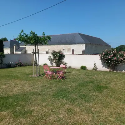 Jardin de l'établissement Jolie Maison de Campagne en pierre de tuffeau