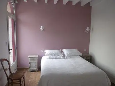 Un ou plusieurs lits dans un hébergement de l'établissement Jolie Maison de Campagne en pierre de tuffeau
