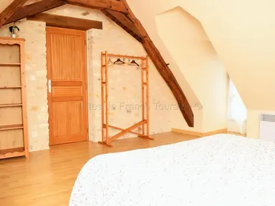 Un ou plusieurs lits dans un hébergement de l'établissement Gîte de charme du XVIIIe avec jardin, proche des châteaux et vignobles de Touraine, équipements inclus - FR-1-381-365