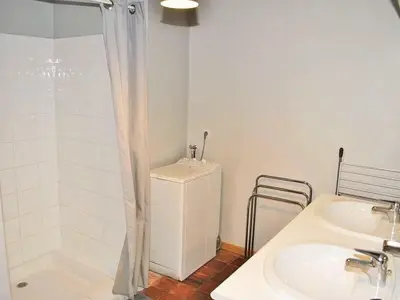 Salle de bains dans l'établissement Gîte de charme du XVIIIe avec jardin, proche des châteaux et vignobles de Touraine, équipements inclus - FR-1-381-365