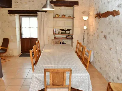 Coin salon dans l'établissement Gîte de charme du XVIIIe avec jardin, proche des châteaux et vignobles de Touraine, équipements inclus - FR-1-381-365