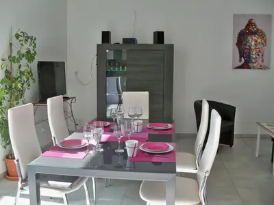 Coin salon dans l'établissement Gîte de charme en Touraine avec clim, jardin et toutes commodités incluses, proche Châteaux de la Loire - FR-1-381-102