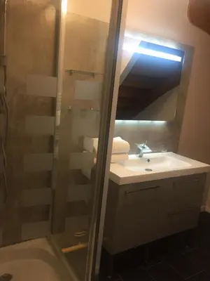 Salle de bains dans l'établissement Gite le Petit Puits à Richelieu
