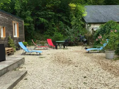 Jardin de l'établissement Maison accueillante à Bléré avec cheminée et terrasse