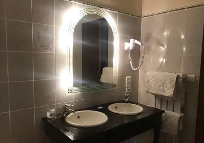 Salle de bains dans l'établissement Le vieux château de Hommes