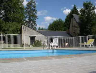 Piscine de l'établissement Chinon Manoir de l'Abbaye ou située à proximité