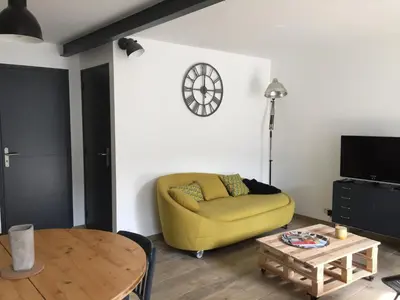 Télévision ou salle de divertissement dans l'établissement le gite de Jules