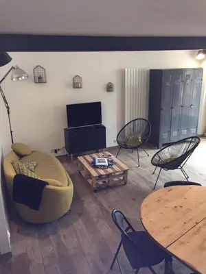 Télévision ou salle de divertissement dans l'établissement le gite de Jules