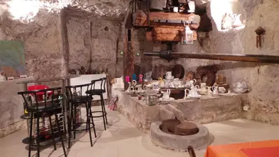 Coin salon dans l'établissement maison troglodyte