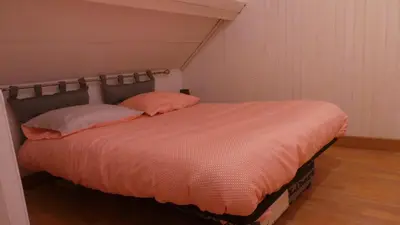Un ou plusieurs lits dans un hébergement de l'établissement maison troglodyte