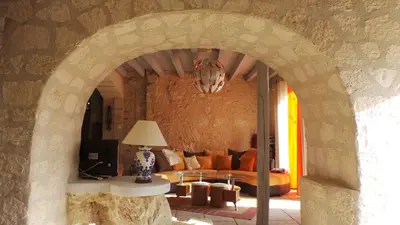 Coin salon dans l'établissement maison troglodyte