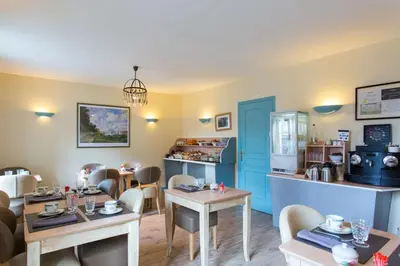 Cuisine ou kitchenette dans l'établissement Logis Hôtels Restaurant La Mère Hamard