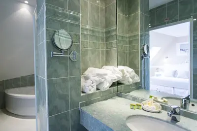 Salle de bains dans l'établissement Logis Hôtels Restaurant La Mère Hamard