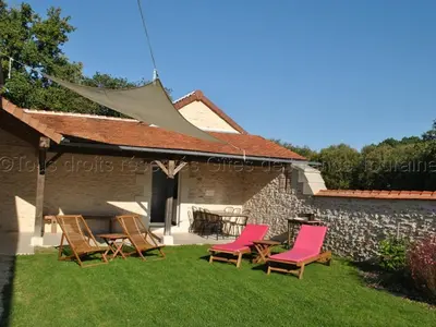 Jardin de l'établissement Maison de Vigneron Restaurée avec Jardin Clos, Équipement Complet, au Cœur d'une Forêt - FR-1-381-218
